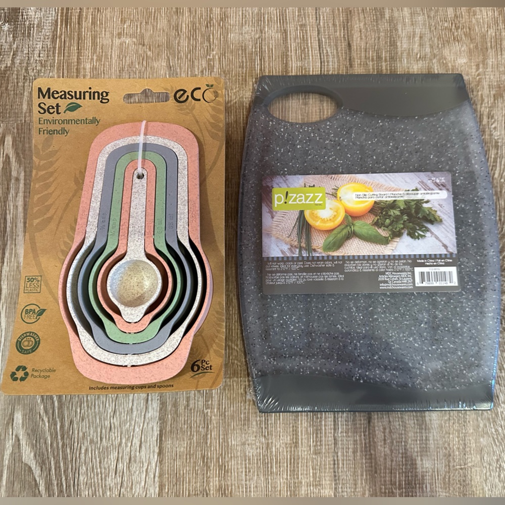 Small cutting board and 6-Piece Measuring Cups, New